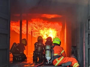 ทีมผจญเพลิงฝึกหลักสูตร Fire Advance Lv.1 การเข้าควบคมเพลิงภายในอาคาร (Indoor Fire) และการใช้หัวฉีดน้ำดับเพลิงแรงดันสูง