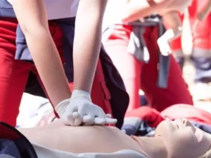 ฝึกอบรมปฐมพยาบาลเบื้องต้น (First Aid) การทำ CPR และสาธิตวิธีใช้เครื่อง AED กับหุ่นฝึกมาตรฐาน โดยวิทยากร TFGC