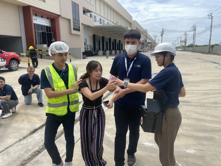 ทีมช่วยเหลือลำเลียงและปฐมพยาบาลผู้ประสบภัยจำลองในการฝึกซ้อม Fire Drill โดยวิทยากร TFGC