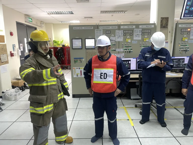 ทีมช่วยเหลือลำเลียงและปฐมพยาบาลผู้ประสบภัยจำลองในการฝึกซ้อม Fire Drill โดยวิทยากร TFGC