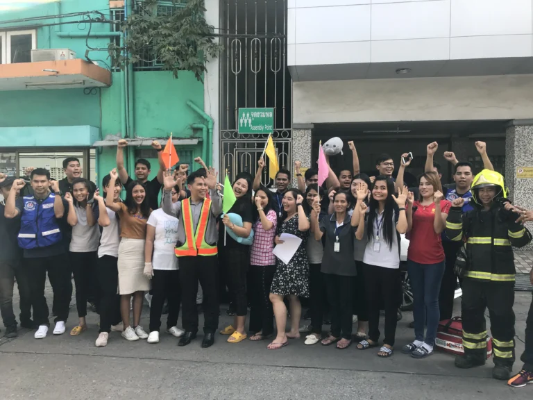 ขบวนพนักงานเคลื่อนที่ผ่านเส้นทางหนีไฟที่มีป้ายบอกทางชัดเจนในระหว่างการฝึกซ้อม Fire Drill โดย TFGC