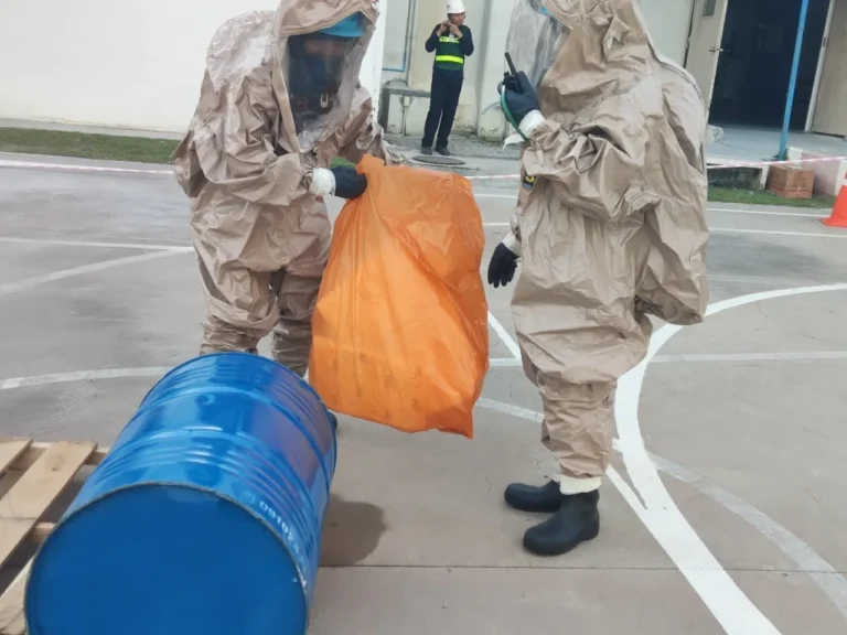 ขั้นตอนการล้างพิษบุคคลหลังสัมผัสสารเคมีอันตรายในหลักสูตร HAZMAT ของ TFGC