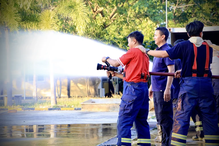 เทคนิคการรุกเข้าหาไฟในพื้นที่จำกัด หลักสูตร Industrial Fire Operation ณ ศูนย์ฝึก TFGC