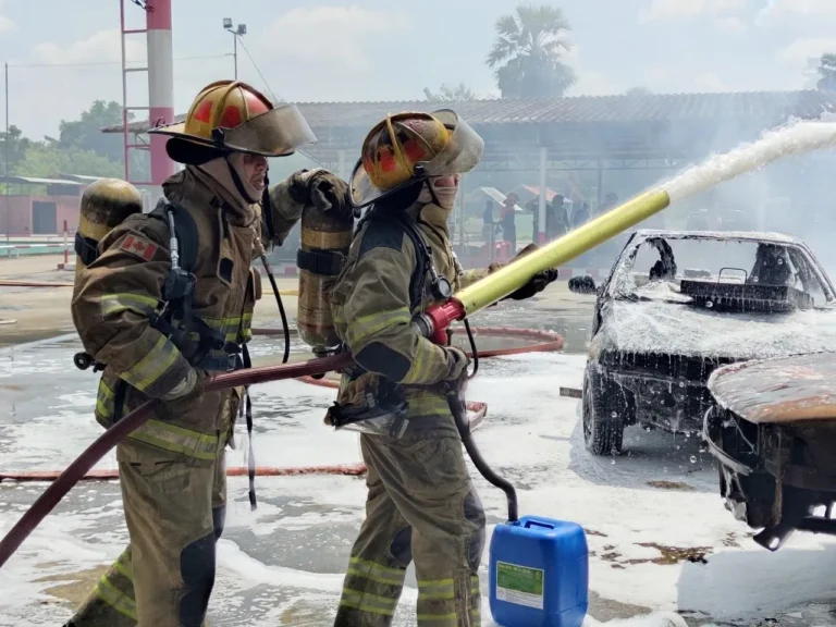 เทคนิคการรุกเข้าหาไฟในพื้นที่จำกัด หลักสูตร Industrial Fire Operation ณ ศูนย์ฝึก TFGC