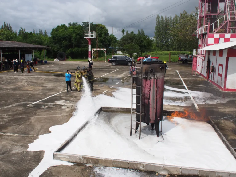 เทคนิคการรุกเข้าหาไฟในพื้นที่จำกัด หลักสูตร Industrial Fire Operation ณ ศูนย์ฝึก TFGC