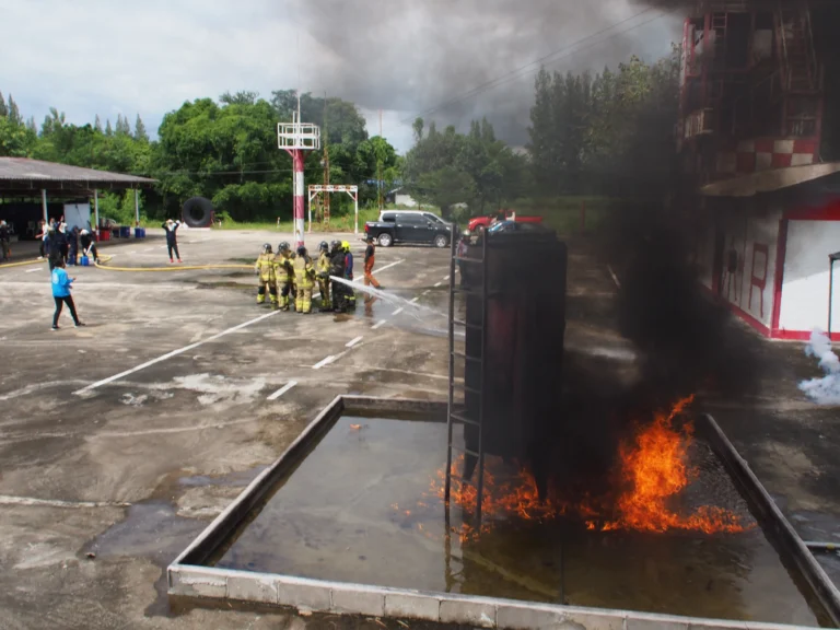 เทคนิคการรุกเข้าหาไฟในพื้นที่จำกัด หลักสูตร Industrial Fire Operation ณ ศูนย์ฝึก TFGC